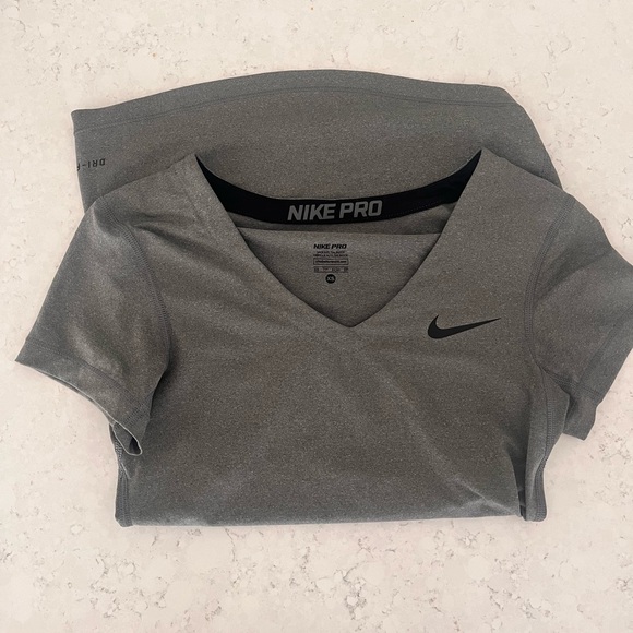 Nike Pro tshirt - Picture 1 of 2